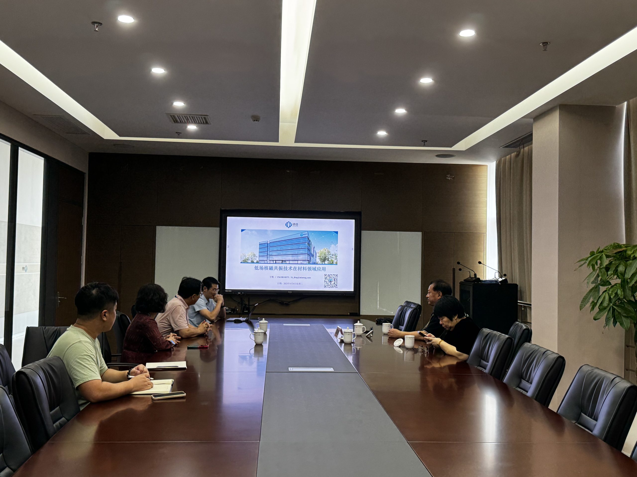 中国科学院江雷院士莅临开云官方站登录入口-开云online（中国）
考察指导！